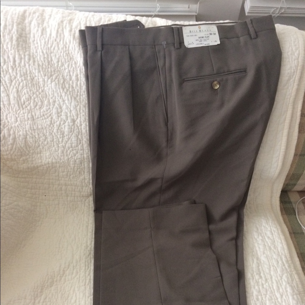 Bill Blass 38/34 pleated front NWT